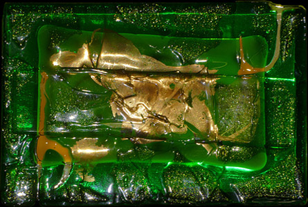 Material ARTISTA® Glas mit eingeschmolzenem Blattgold, Keramiker-Gold und verschiedenen, eingeschmolzenen Materialien.