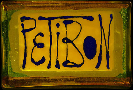 Material ARTISTA® Glas mit eingeschmolzenem Keramiker-Gold und verschiedenen, eingeschmolzenen Materialien.